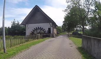 Steppegras eten en binnen door slingeren